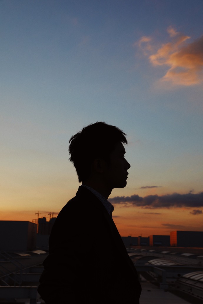 易烊千玺剪狗啃刘海配西装硬朗帅气成熟又不失少年感