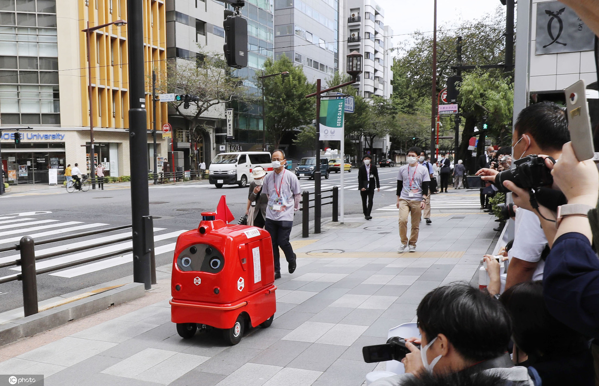 日本"邮差"机器人首次上路试验 预计2021年推广使用