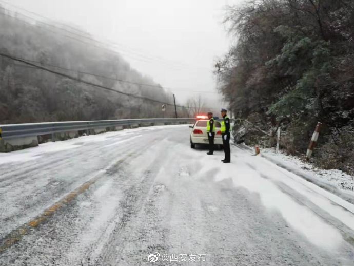 秦岭山区迎来今冬第一场雪受道路积雪结冰影响210国道长安山区段临时