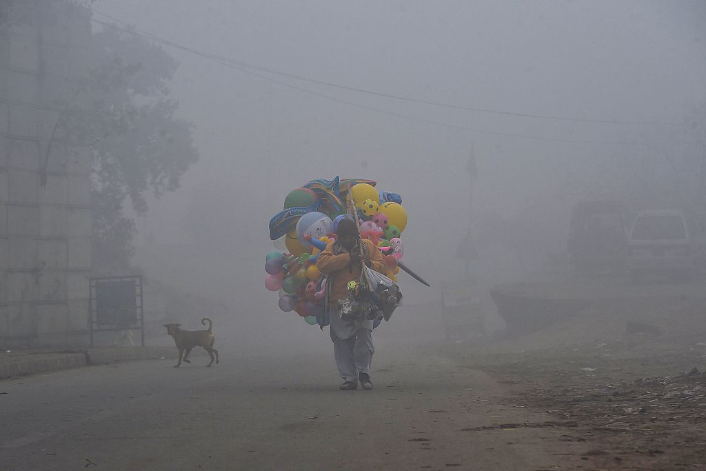 巴基斯坦遇雾霾天气高速关闭