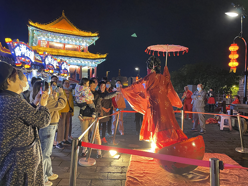 母亲河畔的中国夜游开封古城墙看文物如何动起来