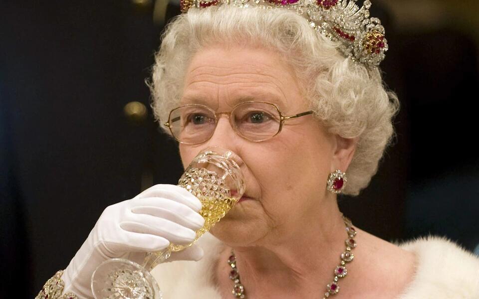 英媒95岁英国女王在医生建议下戒酒