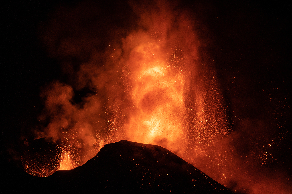 意大利埃特纳火山喷发火山口发生约20次剧烈爆炸