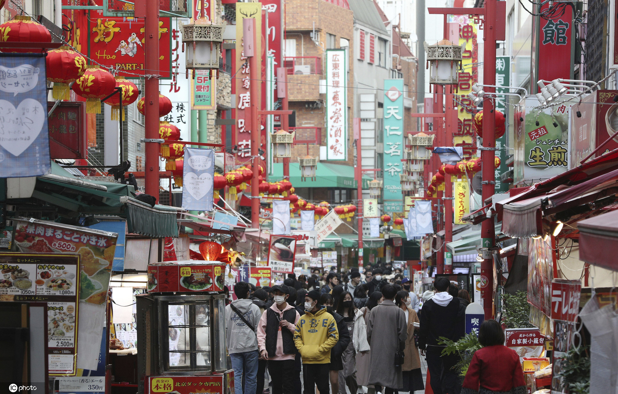 日本神户唐人街灯笼满挂 迎接新年