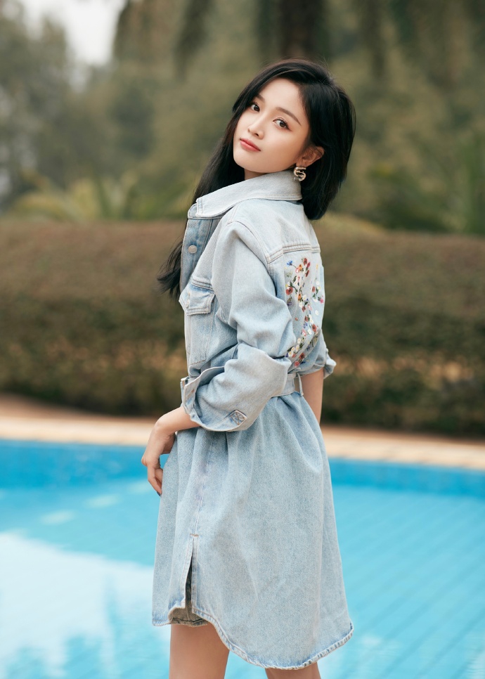 吴宣仪穿牛仔套装秀长腿 单手撩发温婉可人