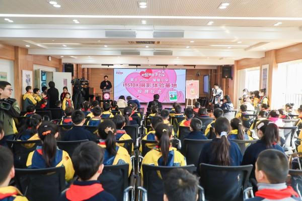 上海爱菊小学推动学校摄影艺术启蒙教育