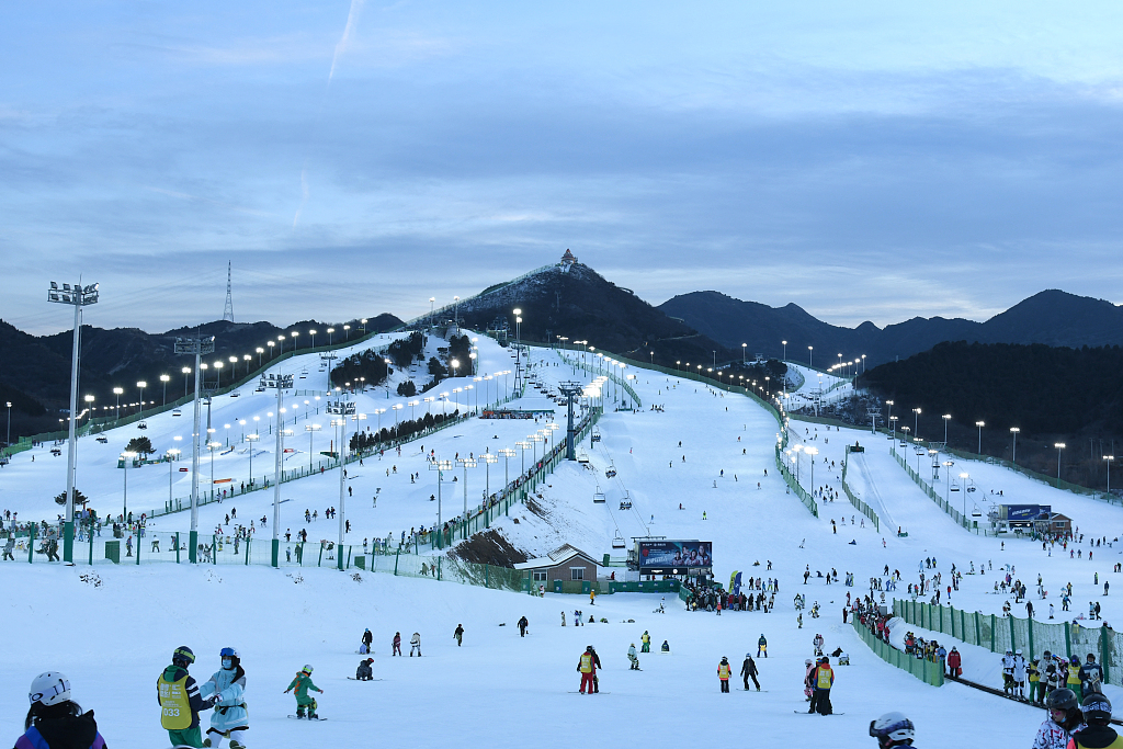 密云南山滑雪场夜景(图片来源:视觉中国)