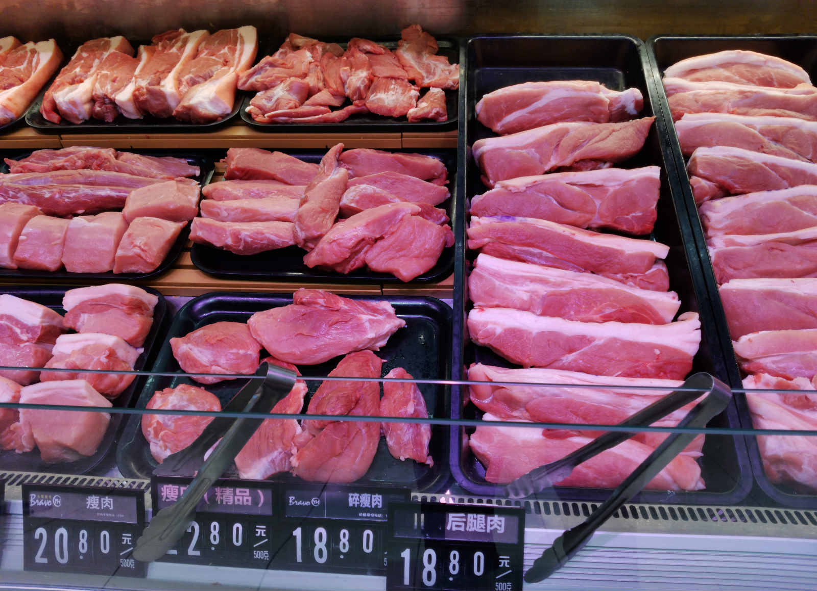 2021年4月13日,湖北宜昌,超市里销售的猪肉价格便宜.