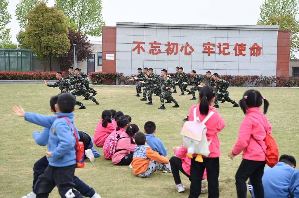 "军营开放活动,合肥市长江路第二小学栢景湾校区40多名小学生走进军营