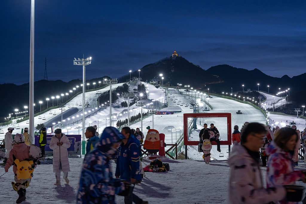 (图片来源:视觉中国)密云南山滑雪场夜景.