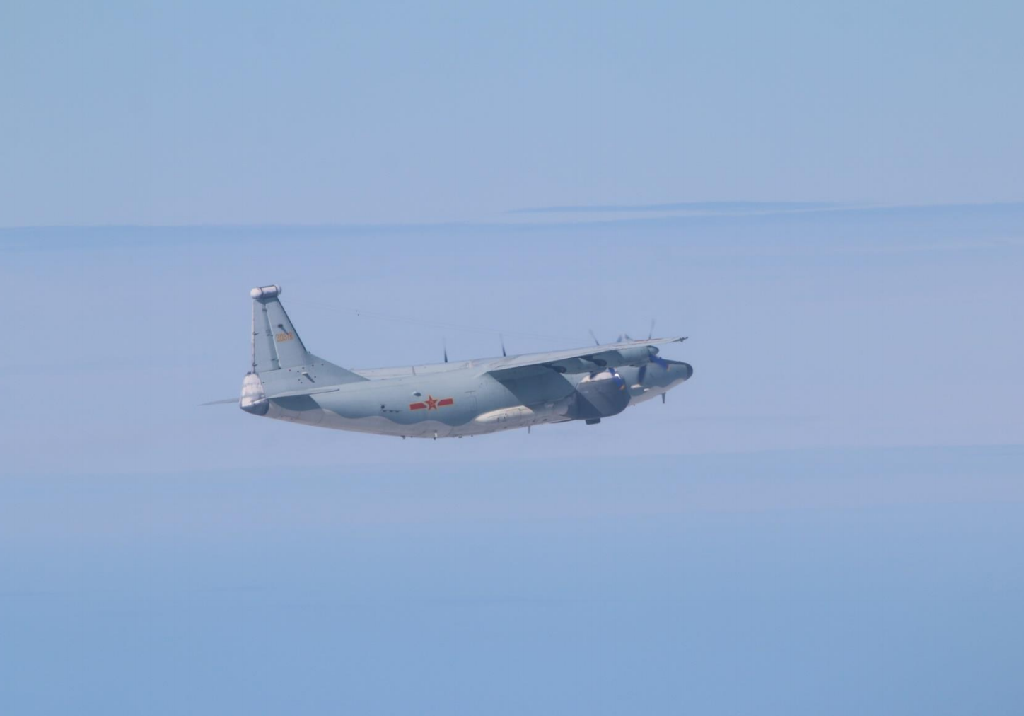 报道依旧宣称,台"空军"除派遣空中巡逻兵力应对外,同时实施广播驱离