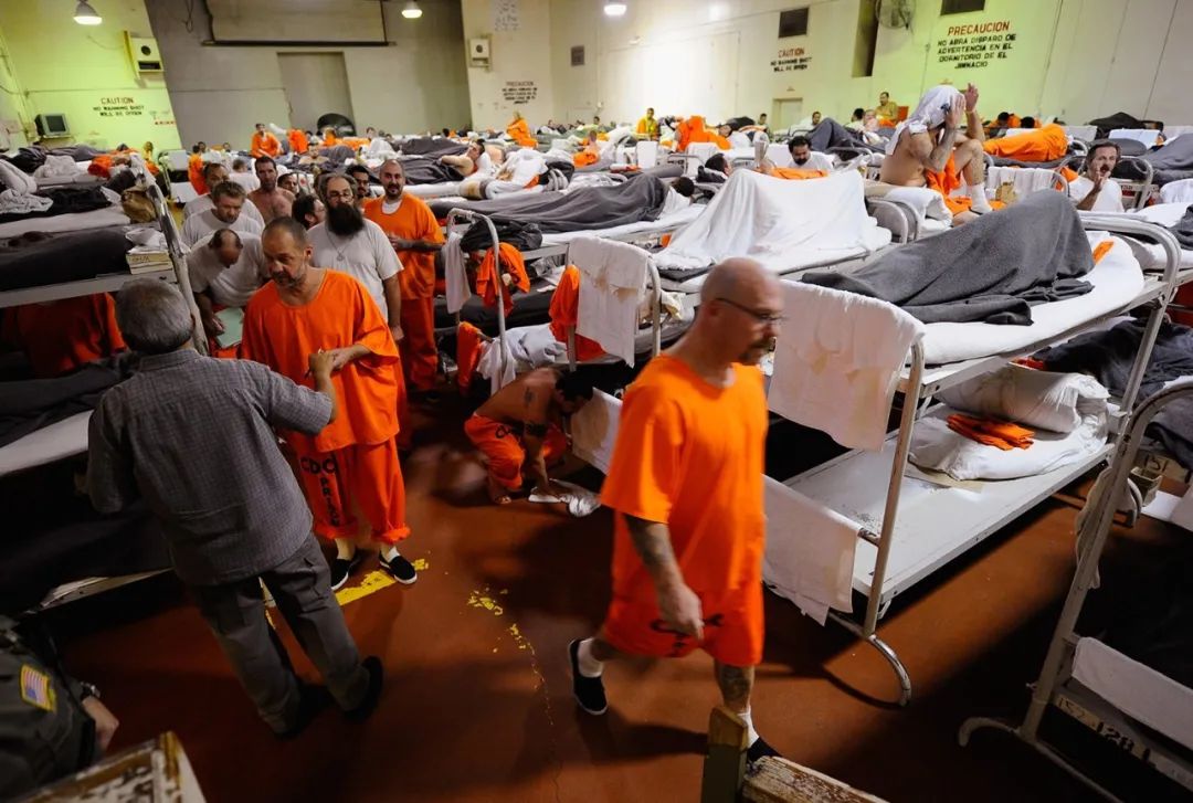 2010年12月,美国加利福尼亚州奇诺州立男子监狱人满为患.