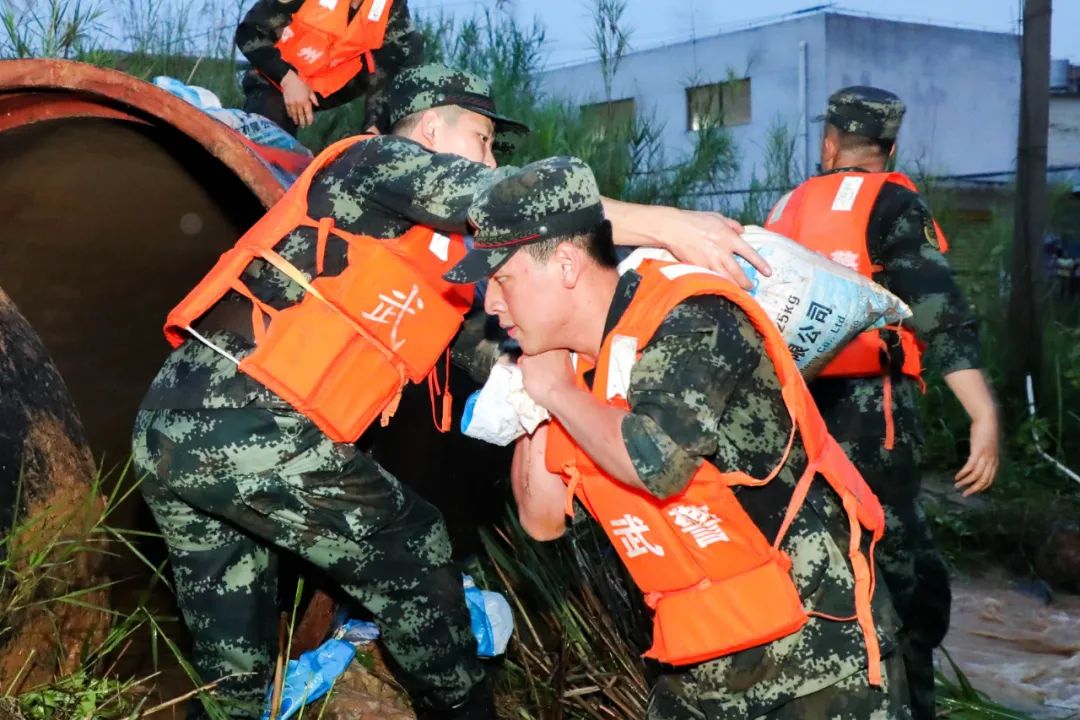 抗洪抢险救援武警官兵在行动