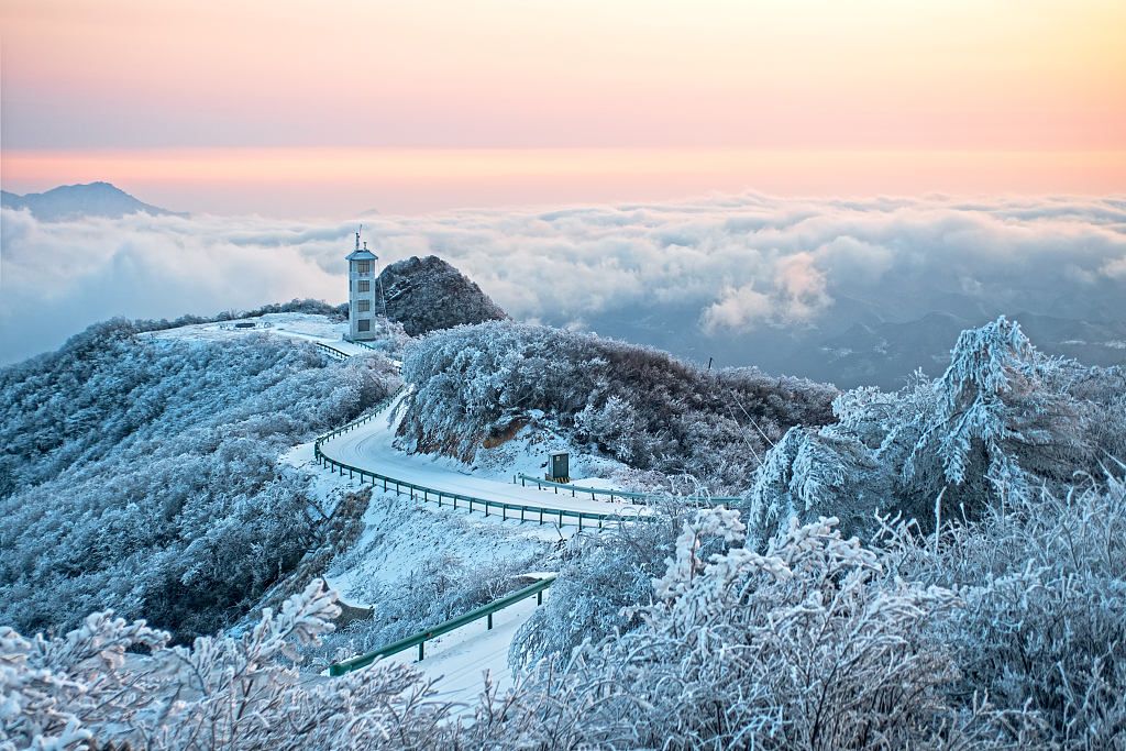湖北五峰独岭现云海冰挂景观