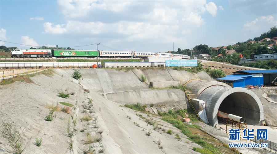 雅万高铁10号隧道安全穿越印尼既有铁路线,为后续的架梁,铺轨等奠定了