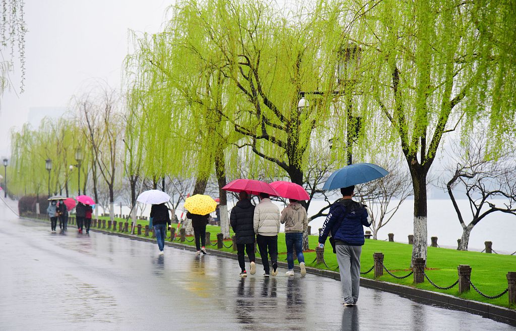 杭州持续降雨 西湖雨雾飘渺