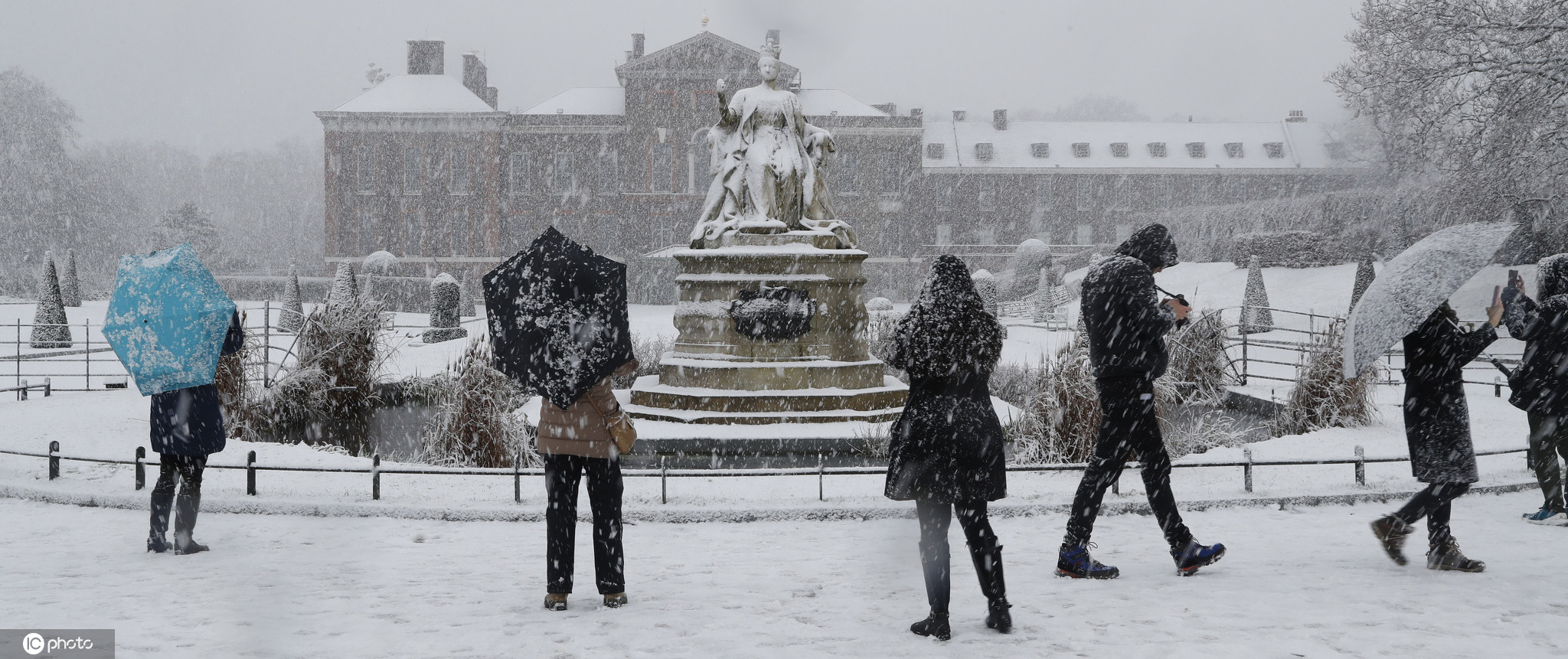英国伦敦,当地迎来降雪,城市被积雪覆盖,民众大雪中嬉戏欣赏雪景