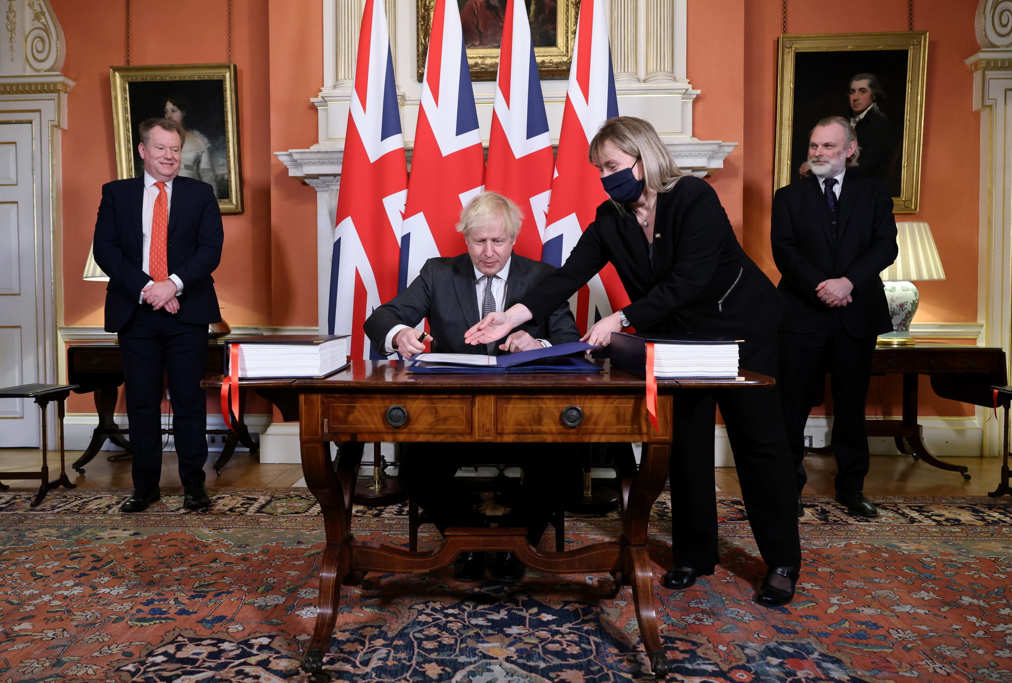 英国首相约翰逊签署《英欧贸易与合作协议》