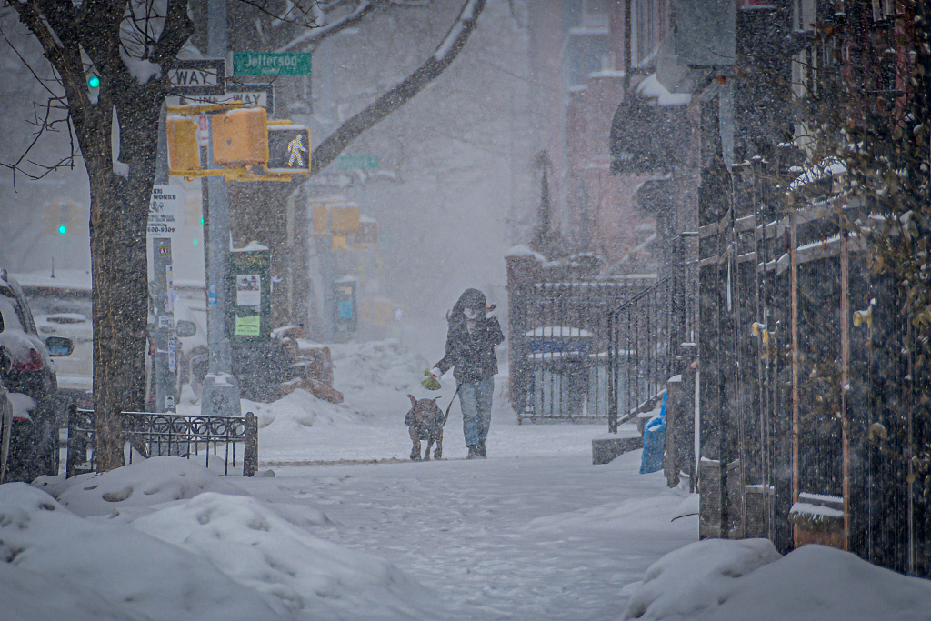 美国纽约州暴风雪持续部分地区积雪厚度