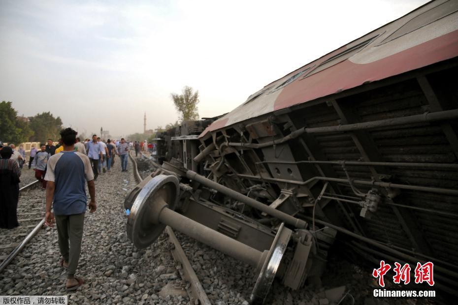 埃及发生列车脱轨事故已致百余人死伤