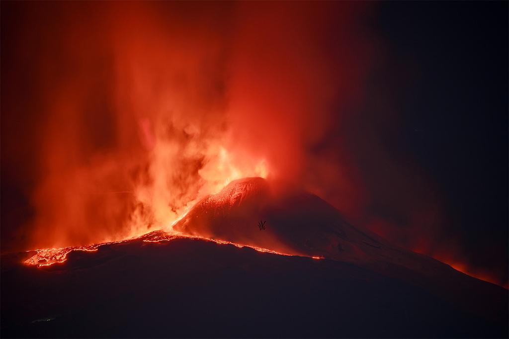 意大利埃特纳火山持续喷发