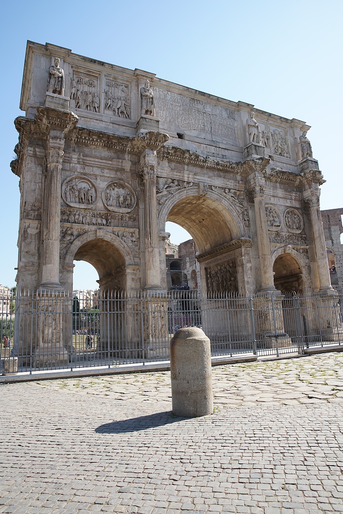 资料图:2018年7月13日,意大利罗马斗兽场外的君士坦丁凯旋门.
