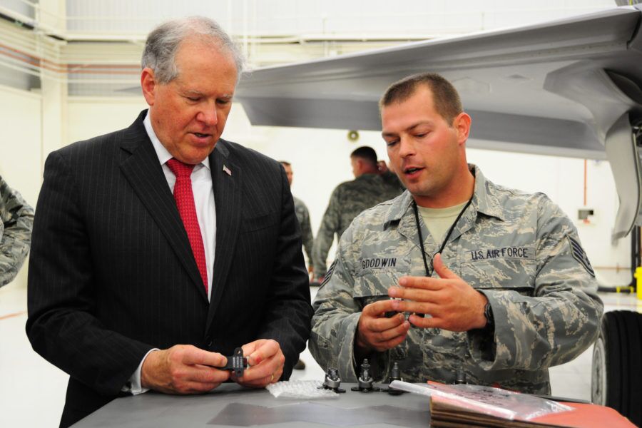 时任美国副防长肯德尔在f-35战机前和美军人员交谈