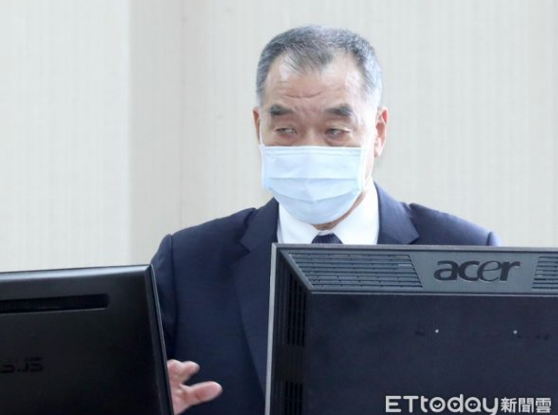 台"防长"叫嚣"国军不是跟塑料一样,摆着不动,网友:就怕是纸糊的呀