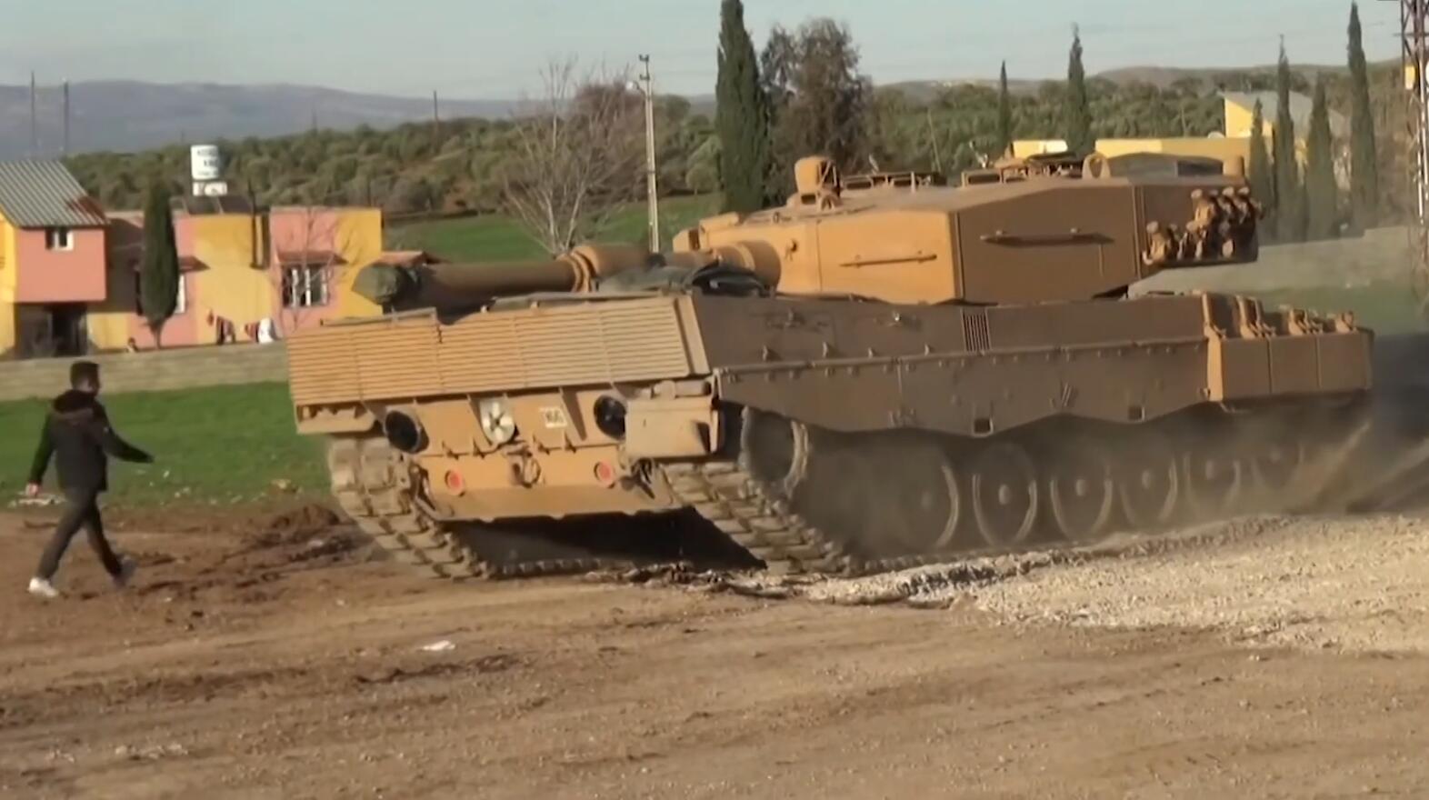 土耳其向叙利亚大举增兵02再次派出德制豹2坦克参战