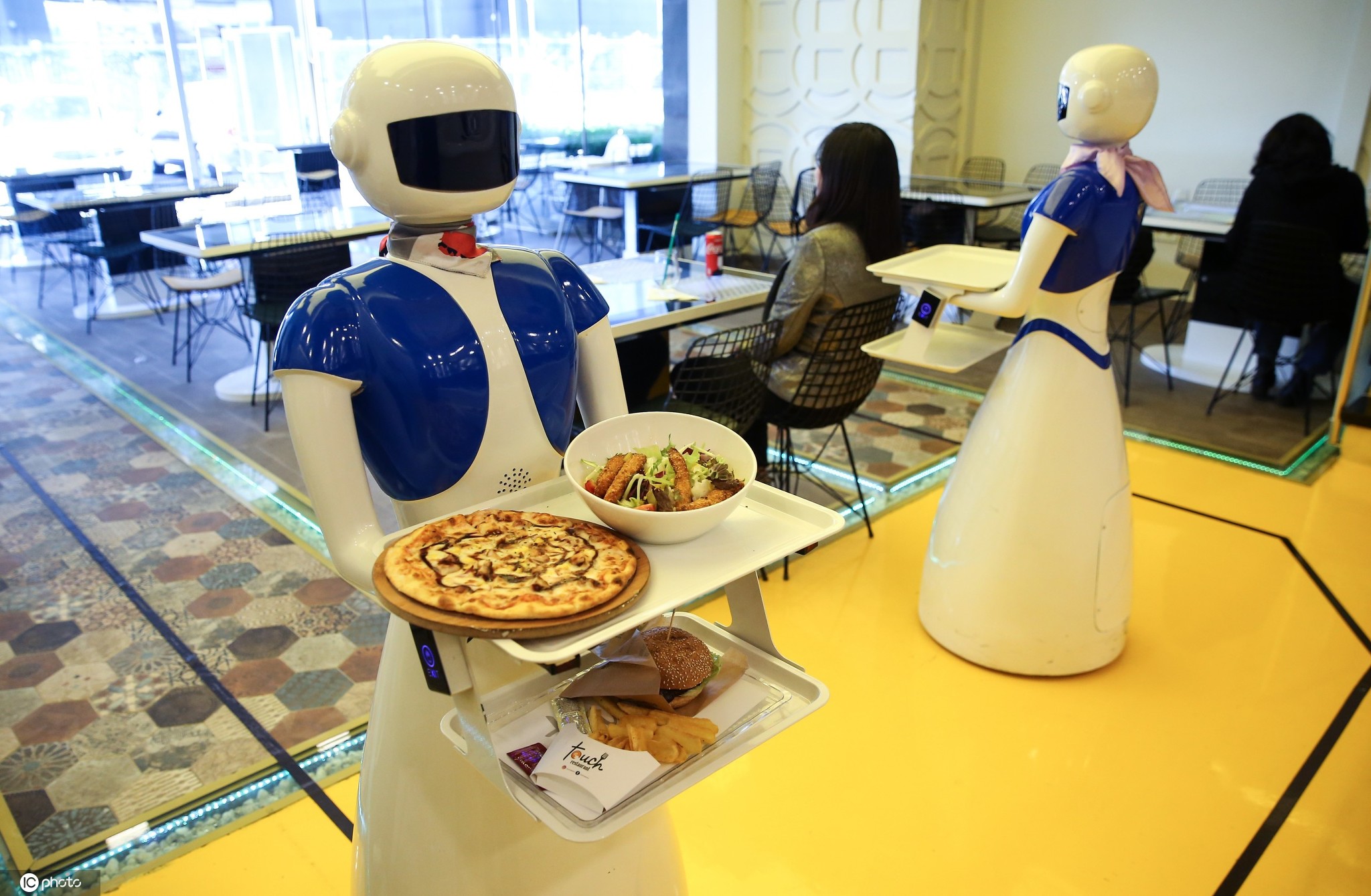 会做饭能搬运还可陪伴 越来越智能的机器人让幸福感