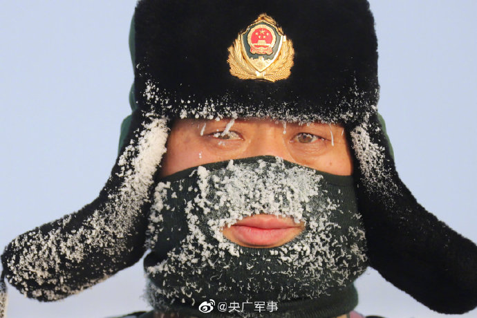 在-30℃的拉练途中,官兵们的防寒面罩上结满了霜花,眉毛被描上了"