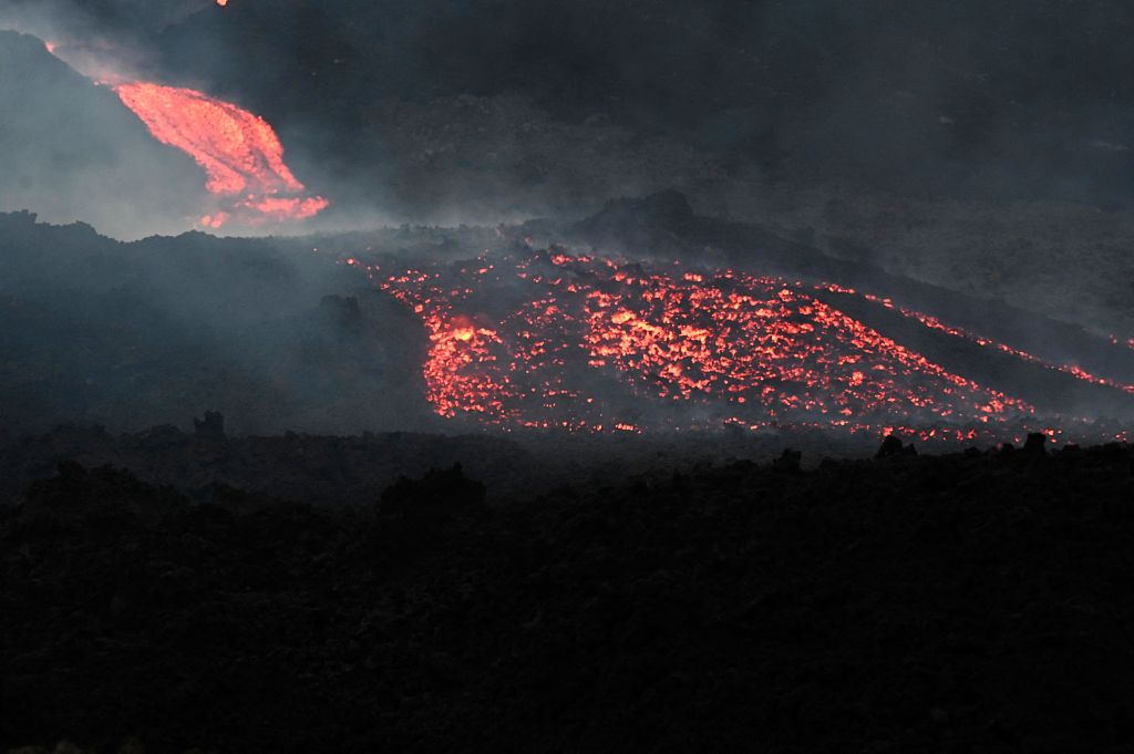 当地时间2021年5月5日,危地马拉圣维森特,帕卡亚火山喷发,火山口冒出