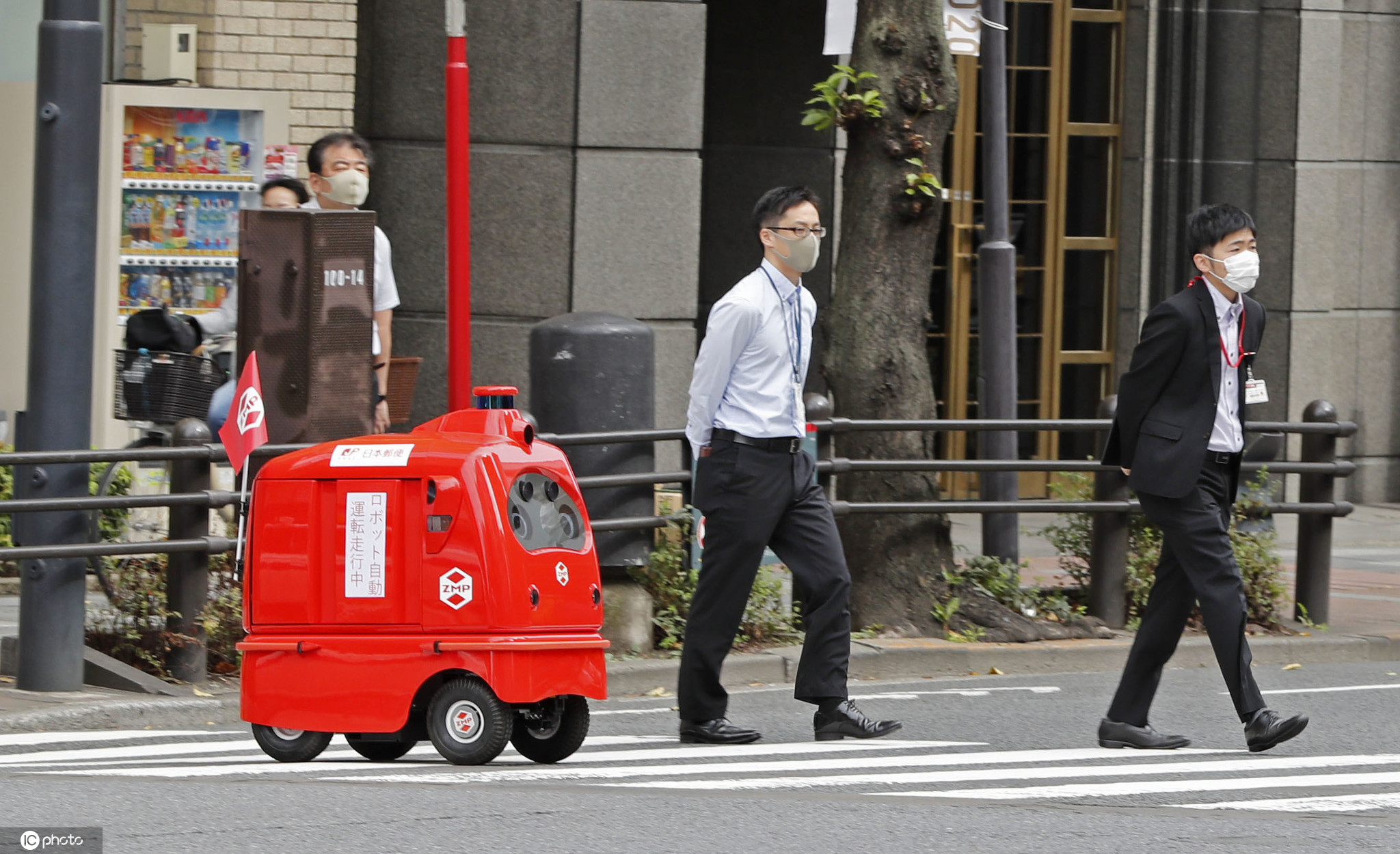 日本"邮差"机器人首次上路试验 预计2021年推广使用