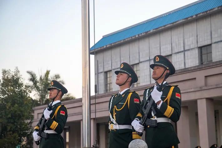 向国旗敬礼!南部战区各部队以特别仪式迎接新年