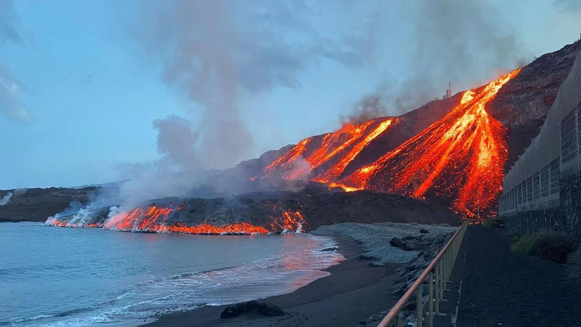 西班牙拉帕尔马岛火山熔岩流自喷发以来第二次进入大海