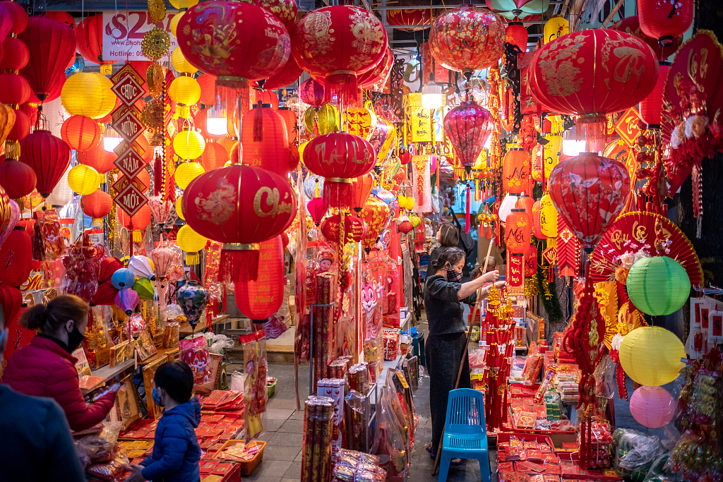 越南民众喜迎2022春节街头节日氛围浓厚