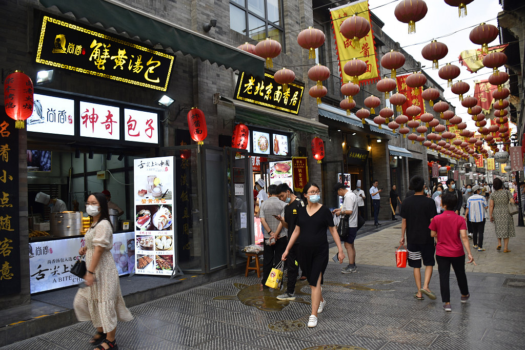 北京前门大街迎来暑期旅游高峰