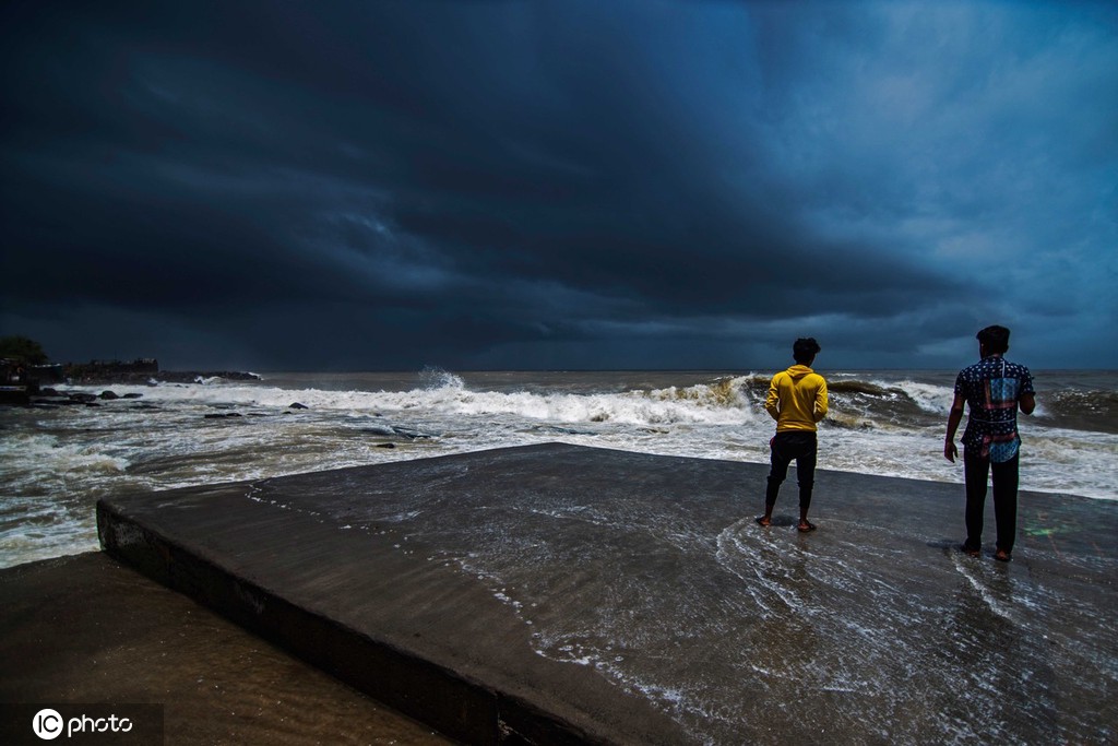 印度暴雨导致涨潮 岸边海浪冲击不断
