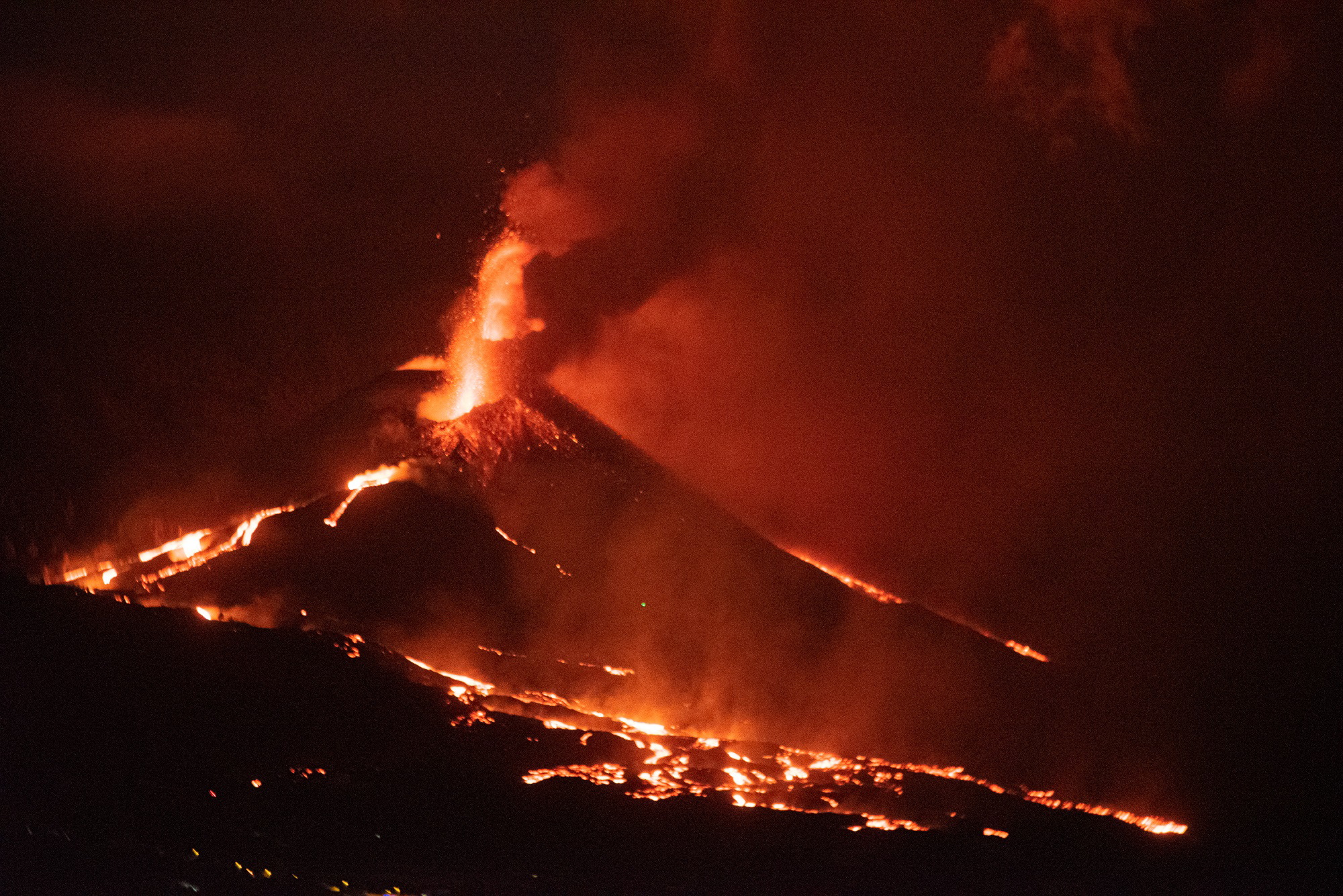 西班牙火山持续喷发无停止迹象民众聚集围观