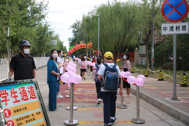 北京市中小学开学走进昌平区天通苑学校学生返校学习第一课