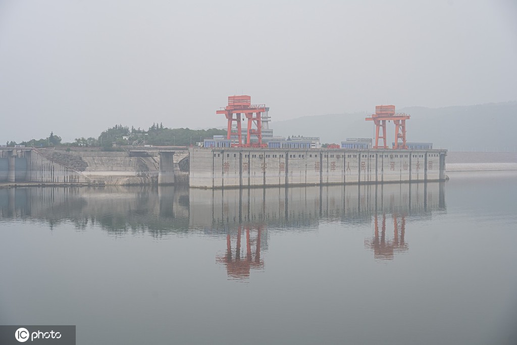 2021年6月16日,河南洛阳孟津区小浪底水库持续防水,调节库容.