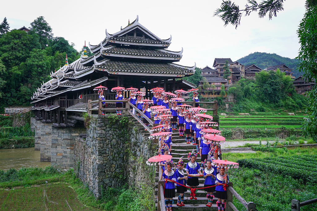 以创建国家aaaaa级旅游景区为契机,着力提高程阳八寨景区旅游供给能力