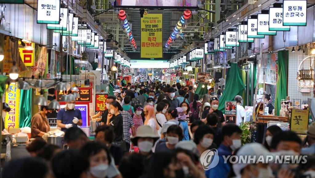 9月15日下午,首尔麻浦区望远市场人气爆棚,市民们积极选购中秋备品.