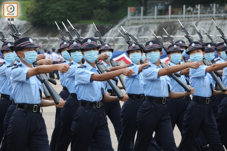 警察乐队进场表演,然后再由会操队伍步操进场,再由护旗方队进场举行