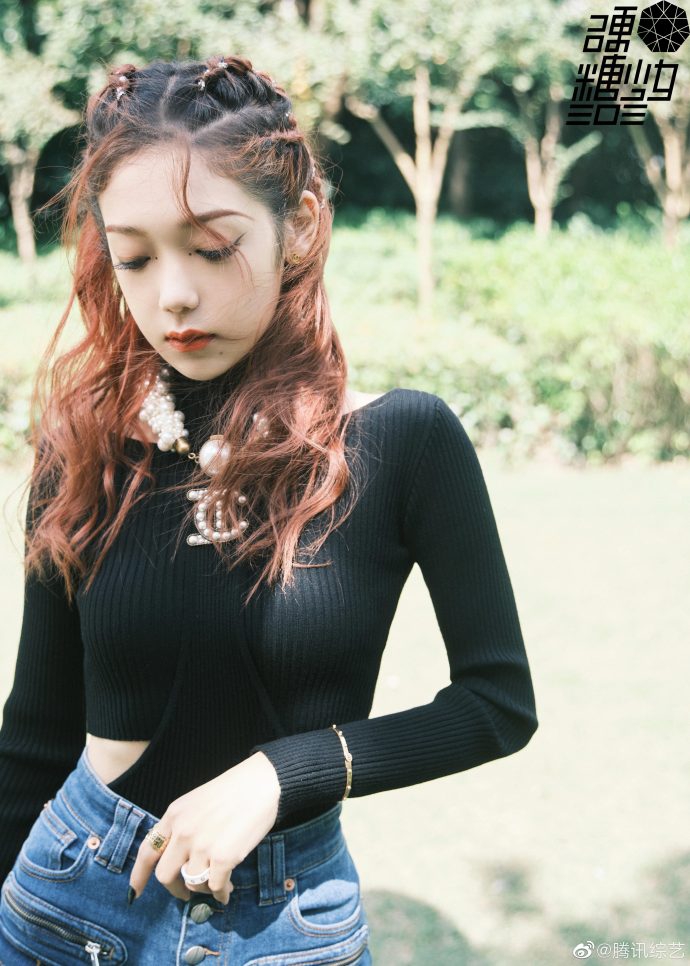 希林娜依高穿黑色露腰毛衣大秀身材02眼间痣展现