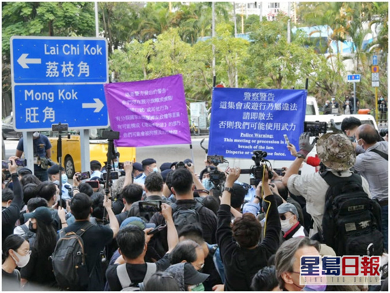 香港警方下午3时许一度举紫旗及蓝旗警告