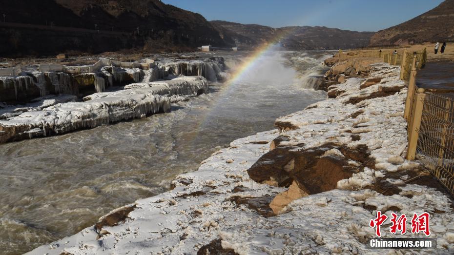 黄河中游晋陕峡谷流凌密度持续增大,大量的冰凌在壶口瀑布下游十里龙