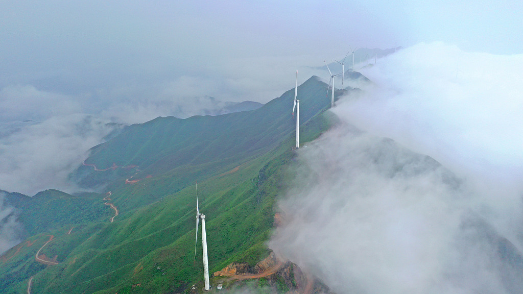 2021年4月18日,在江西省吉安市泰和县水槎乡天湖山景区,雨后出现美丽