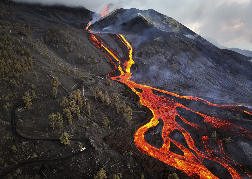 西班牙拉帕尔马岛火山持续喷发熔岩蜿蜒淌下如同红色河流