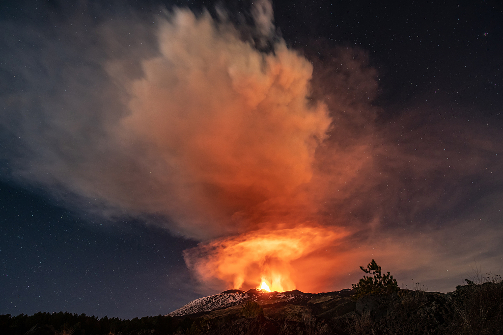 意大利埃特纳火山喷发火山口发生约20次剧烈爆炸